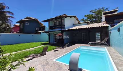Casa em condomínio com 03 suítes, piscina e quintal privativo em Búzios