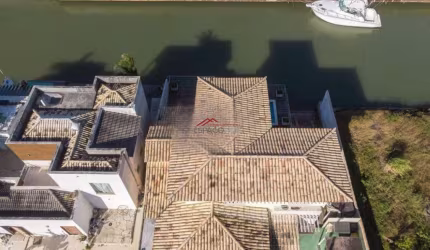 Casa com 06 quartos e piscina na beira do canal na Marina em Búzios