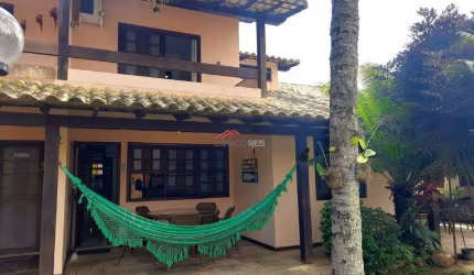 Casa de condomínio com 02 suítes e área privativa, a 250m da praia de Manguinhos