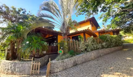 Casa de condomínio a 100m da praia da Ferradura com 04 suítes e área privativa