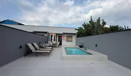 Casa com 2 quartos e piscina a 200 metros da praia