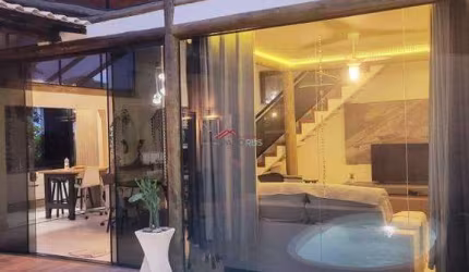 Casa em condomínio com 03 quartos e piscina para locação anual