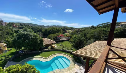 Belíssima Casa a 300 m²da praia a venda no bairro Ferradura!