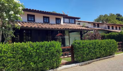Vende casa em condomínio a 300m da praia de Manguinhos, com 04 suítes e quintal privativo com deck e pergolado