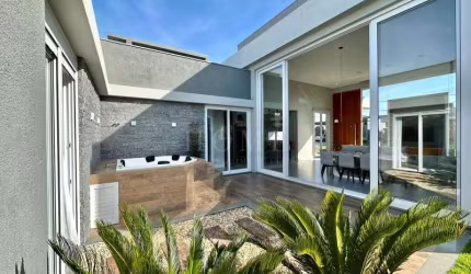 CASA COM 4 SUITE BEM LOCALIZADO!