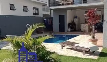 LINDA CASA DE 3 SUITES/4 VAGAS/ PISCINA E ÁREA GOURMET À VENDA EM CONDOMÍNIO EM ATIBAIA