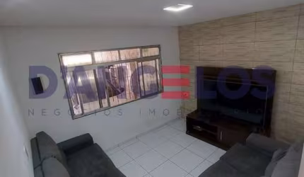 Casa com 2 moradias, sendo 3 e 2 dormitórios á venda, próximo estação Dom Bosco