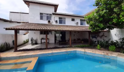 Casa de condomínio para venda tem 317 metros quadrados com 4 quartos