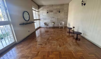 Excelente casa no Prado. 04 quartos, 04 vagas.