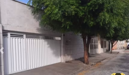 Excelente Casa Residencial no Álvaro Weyne