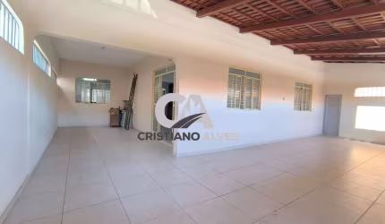 Casa sozinha  no Lote a venda jardim Mont Serrat Aparecida de Goiânia 04 quartos,melhor localização, avenidas, supermercado, lojas de conveniências,