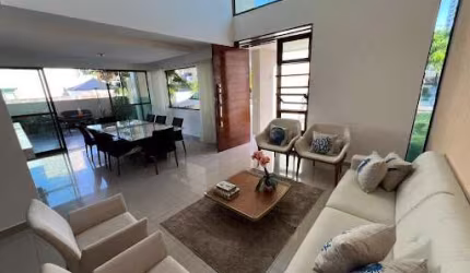 Casa de 322m2 com 4 Suítes + DCE + Piscina Privativa, em Condomínio Fechado