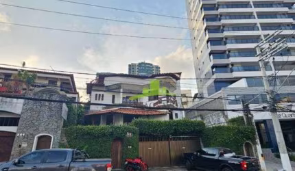 Casa à Venda no Caminho das Árvores, 4/4, 3 suítes, Salvador, Terreno 735m², Área Construída 402m², Localização Privilegiada, Ideal para Investidores