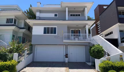 Casa com três suítes no Pedra Branca