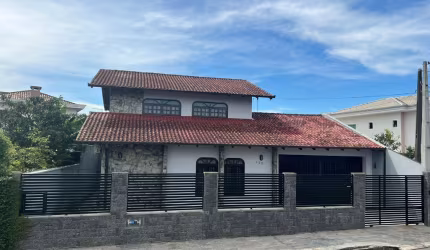 Sobrado para venda no bairro Iririú