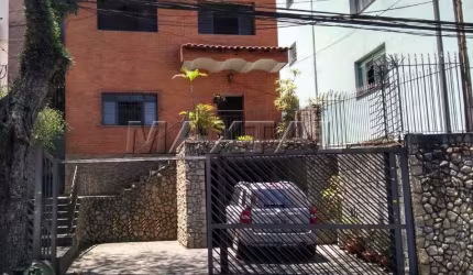 Sobrado à venda no Jardim São Paulo, 3 suítes, cozinha, área de serviço e com 2 vagas.