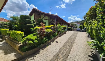 Casa térrea com 410m² com 3 dormitórios e 6 vagas, churrasqueira, piscina com hidro, e quadra.