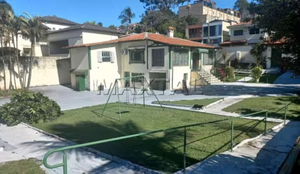 Casa na Vila Pedra Branca para locação com 3 suítes, 3 salas e 6 banheiros.