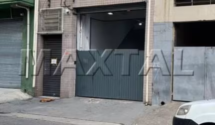 Conjunto Comercial na Luz, com escritório amplo, depósito grande, três banheiros e cozinha.