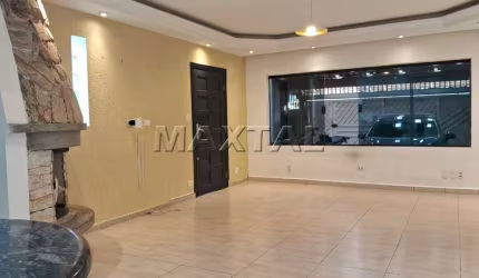 Sobrado com 3 Quartos, 1 suíte, 3 banheiros e  2 vagas, de 147m² - Vila Mazzei.