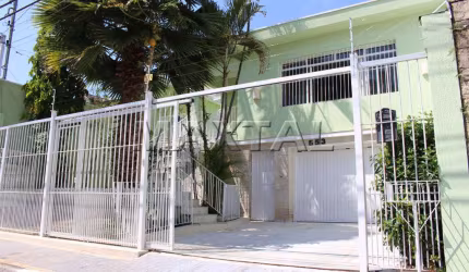 Casa à venda na Vila Galvão, de 313m². Com 3 dormitórios, 2 suítes e 2 vagas.