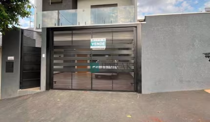 Sobrado com 3 dormitórios sendo 01 suíte, com suíte e piscina à venda, 164 m² por R$ 770.000 - Jardim Colina Verde - Maringá/PR