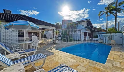 CASA à venda com piscina e 4 quartos em Peruíbe, no bairro Parque Turistico