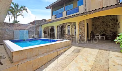 CASA à venda com piscina e 4 quartos em Peruíbe, no bairro Jardim Três Marias