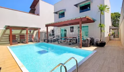 CASA à venda com piscina e 3 quartos em Peruíbe, no bairro Parque Balneario Oasis