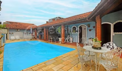 CASA à venda com piscina e 3 quartos em Peruíbe, no bairro Parque Balneario Oasis