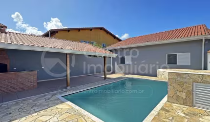 CASA à venda com piscina e 3 quartos em Peruíbe, no bairro Maria H Novaes