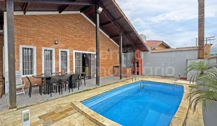 CASA à venda com piscina e 3 quartos em Peruíbe, no bairro Parque Turistico