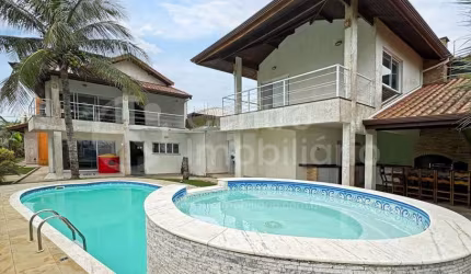 CASA à venda com piscina e 4 quartos em Peruíbe, no bairro Balneario Josedy