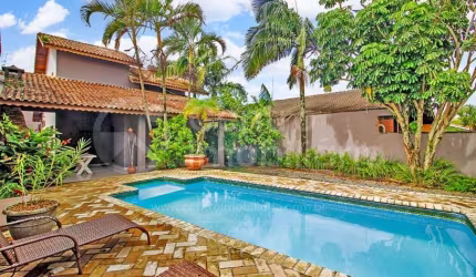 CASA à venda com piscina e 4 quartos em Peruíbe, no bairro Estancia Balnearia Convento Velho