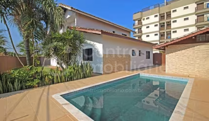 CASA à venda com piscina e 4 quartos em Peruíbe, no bairro Estancia Balnearia Convento Velho