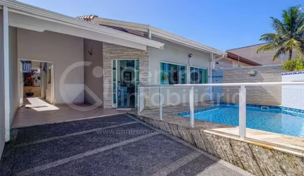 CASA à venda com piscina e 3 quartos em Peruíbe, no bairro Jardim Três Marias
