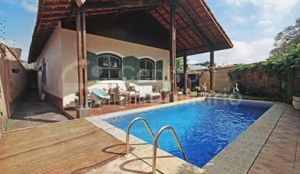 CASA à venda com piscina e 3 quartos em Peruíbe, no bairro Belmira Novaes