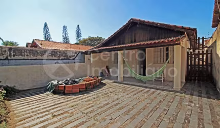 CASA à venda com 2 quartos em Peruíbe, no bairro Balneario Arpoador