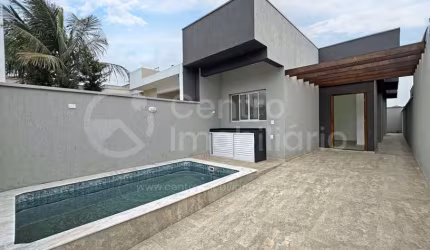 CASA à venda com piscina e 2 quartos em Peruíbe, no bairro Balneario Sao Joao Batista