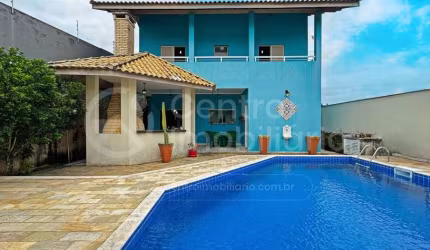 CASA à venda com piscina e 4 quartos em Peruíbe, no bairro Balneario Arpoador