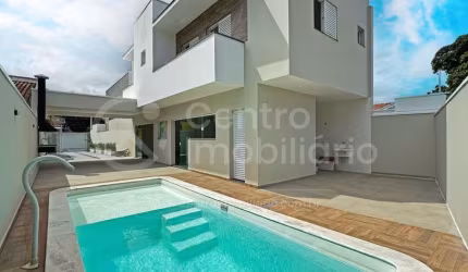CASA à venda com piscina e 3 quartos em Peruíbe, no bairro Centro