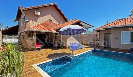 CASA à venda com piscina e 4 quartos em Peruíbe, no bairro Jardim Três Marias