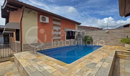 CASA à venda com piscina e 3 quartos em Peruíbe, no bairro Balneario Barra de Jangada