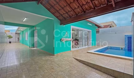CASA à venda com piscina e 3 quartos em Peruíbe, no bairro Balneario Arpoador