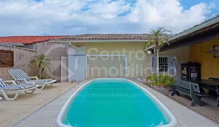 CASA à venda com piscina e 3 quartos em Peruíbe, no bairro Maria H Novaes