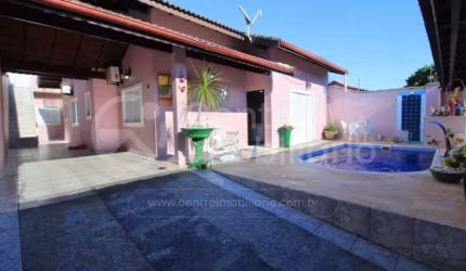 CASA à venda com piscina e 3 quartos em Peruíbe, no bairro Jardim Três Marias