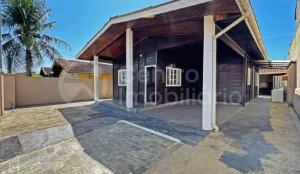 CASA à venda com 3 quartos em Peruíbe, no bairro Balneario Arpoador