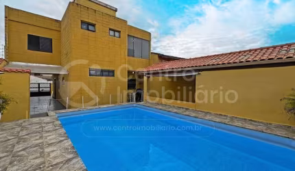 CASA à venda com piscina e 3 quartos em Peruíbe, no bairro Parque Balneario Oasis