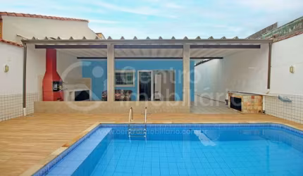 CASA à venda com piscina e 2 quartos em Peruíbe, no bairro Centro