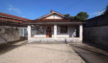 CASA à venda com 2 quartos em Peruíbe, no bairro Centro